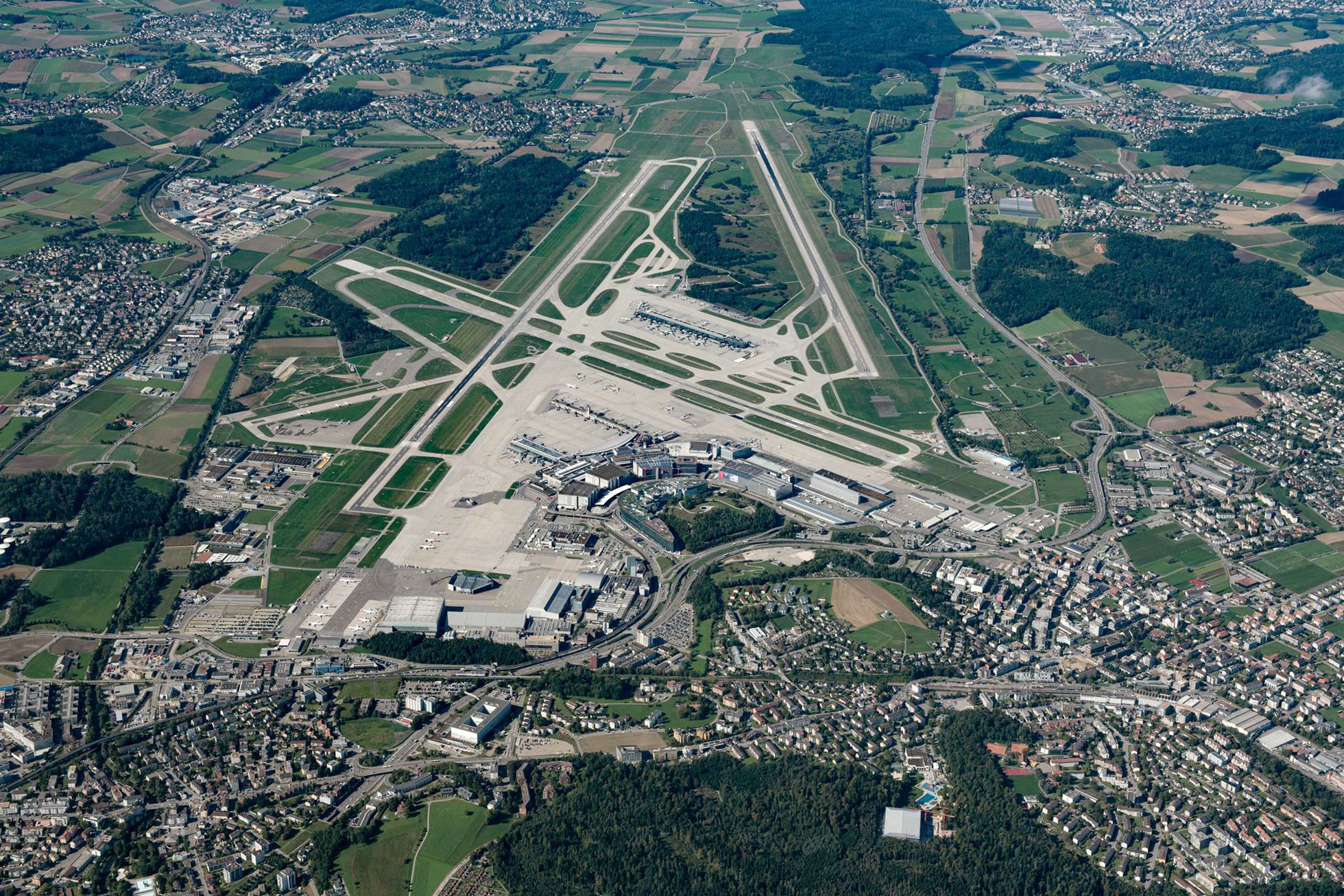 Luftverkehr - Kloten - Flughafen Zürich darf Piste Richtung Deutschland  verlängern - Wirtschaft - SZ.de